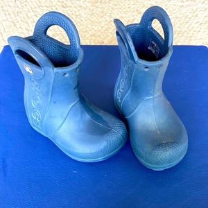 Navy Croc rain boots, toddler size 6